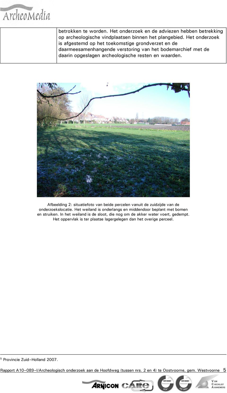 Afbeelding 2: situatiefoto van beide percelen vanuit de zuidzijde van de onderzoekslocatie. Het weiland is onderlangs en middendoor beplant met bomen en struiken.