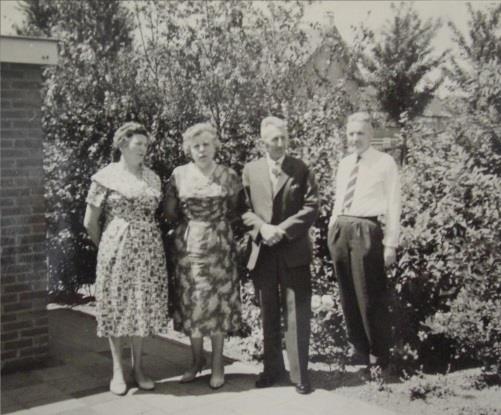 1960 Met neef Thij en Anna Schoenmakers 1970 Met zus Bep bij neef broeder Koentje in Brakkestein. Lees het leuke verhaal over broeder Koentje onder Familie.