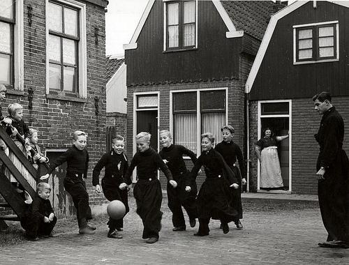 Ook geen woonstraat Niet voetballen op straat. Ook zonder doorgaand verkeer blijft het een levendige weg met beduidende intensiteiten.