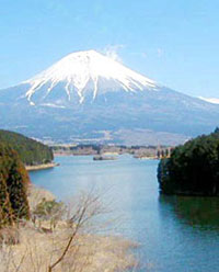 Officiële naam: Japan Officiële taal: Japans Aantal inwoners: 126.000.000 Hoofdstad: Tokyo 11.772.000 inwoners. Dit is de Fuji, de hoogste berg van Japan. Munteenheid: yen Landoppervlak: 377.