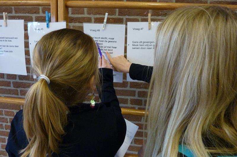 Ook legde een mevrouw veel dingen uit over braille. Ook kwamen we bij opdracht 4, en daar moesten een boterham smeren met onze linker hand. Dat was moeilijk want we zijn rechts met smeren.