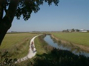 Programma 77 km van Rolde naar Kloosterburen. Via het bos, de heide en zandverstuivingen van het Balloërveld en Zeegse, fiets je het prachtige stroomdallandschap van de Drentsche Aa binnen.