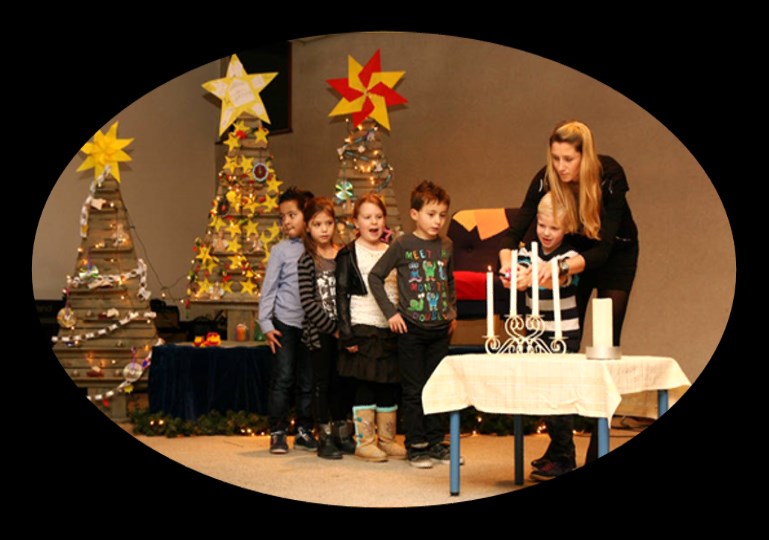 Vanuit de Kerk: Uitnodiging Kerstfeest voor iedereen Vrijdagavond 23 december 19:00 uur Emmauskerk Merelplein 2 Broertjes en zusjes die niet op school zitten, kunnen tussen 12.00 uur en 12.