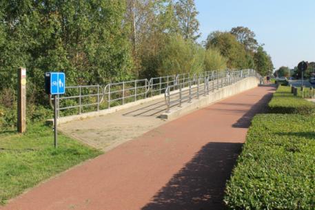 VOORBEELD 3: NIEUWPOORT Fietsbrug over de Oude Veurnevaart in de Witte Brigadelaan, Nieuwpoort.