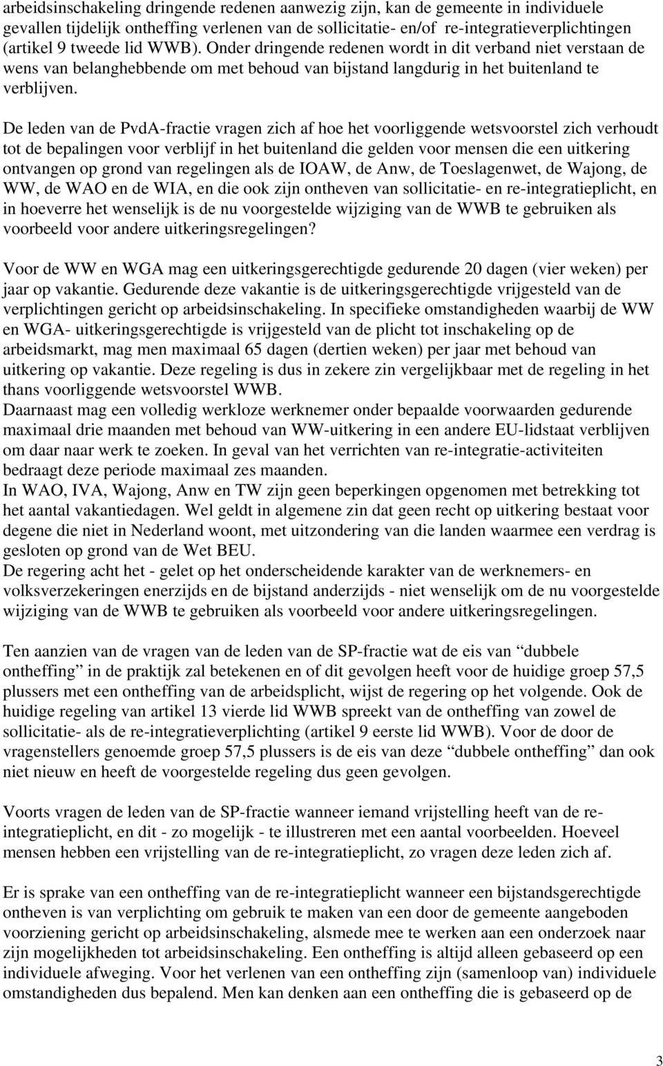 De leden van de PvdA-fractie vragen zich af hoe het voorliggende wetsvoorstel zich verhoudt tot de bepalingen voor verblijf in het buitenland die gelden voor mensen die een uitkering ontvangen op