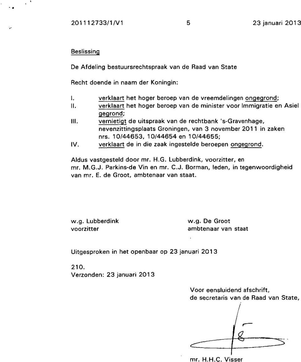 vernietigt de uitspraak van de rechtbank 's-gravenhage, nevenzittingsplaats Groningen, van 3 november 2011 in zaken nrs. 10/44653, 10/44654 en 10/44655; IV.