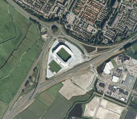bedrijventerrein De Boekelermeer, ten zuiden en zuidwesten het voetbalstadion en ten westen het LPG-tankstation Shell Kooimeer en het begin van de Rijksweg A9.