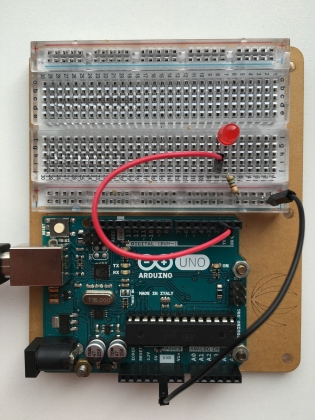 Foto van Arduino met één LED Hoe bouw je de schakeling op? 1. Sluit een draad aan van de Arduino uitgang 2 
