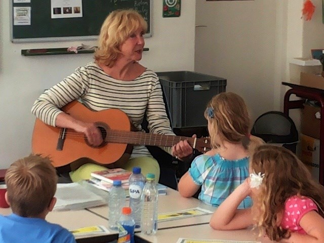 Het klinkt en het zingt Muziek In iedereen schuilt een muzikant! De cultuurcoach neemt een heleboel instrumenten mee en we spelen de sterren van de hemel. Want samen muziek maken is leuk!