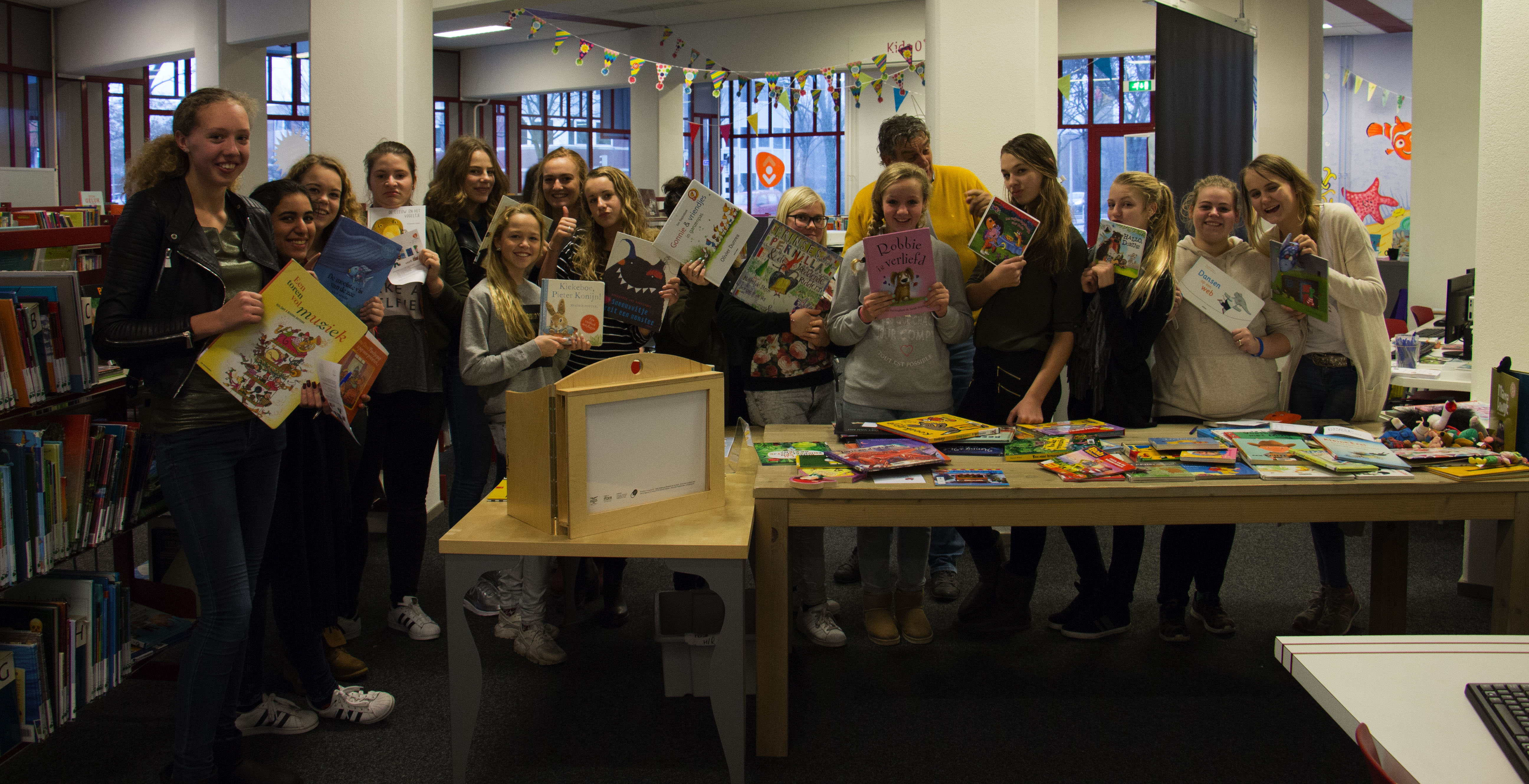 De leerlingen gaan in tweetallen naar een peuterspeelzaal, kinderdagverblijf of basisschool om daar voor te lezen. 1e les (op school): Oefenen met voorlezen. 2e les (bibliotheek): Workshop voorlezen.