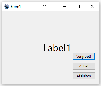 Merk op dat als je het programma uitvoert dat je natuurlijk eerst de tekst van Label1 kunt veranderen met de Actie!-knop en dan de tekst kunt vergroten met de Vergroot!