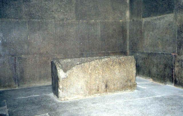 versie van de oudere megalithische ganggraven. En evenals Newgrange, aldus Evans-Wentz, was ook de Grote Piramide oorspronkelijk niet bedoeld als overdekte grafkamer, maar als cultisch inwijdingsoord.