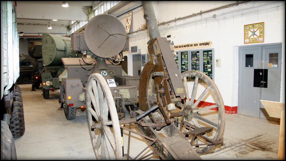 De luchtdoelartillerieloods In deze loods staan praktisch alle in gebruik genomen systemen van de Belgische luchtdoelartillerie tentoongesteld, met één van de eerste echt ontwikkelde AA-wapens,