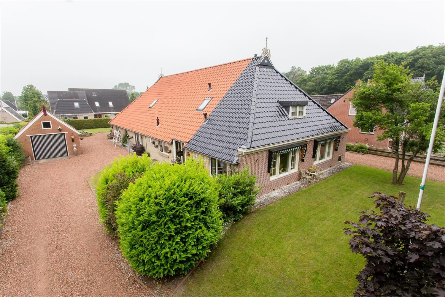 woonboerderij met vrijstaande garage en kippenhok.