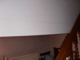 2.4 EETKAMER De muren in de eetkamer zijn droog en de muren vertonen geen barsten. enkel het plafond vertoond afschilferende verf. Ter hoogte van de lustervoet zijn enkele barsten zichtbaar.
