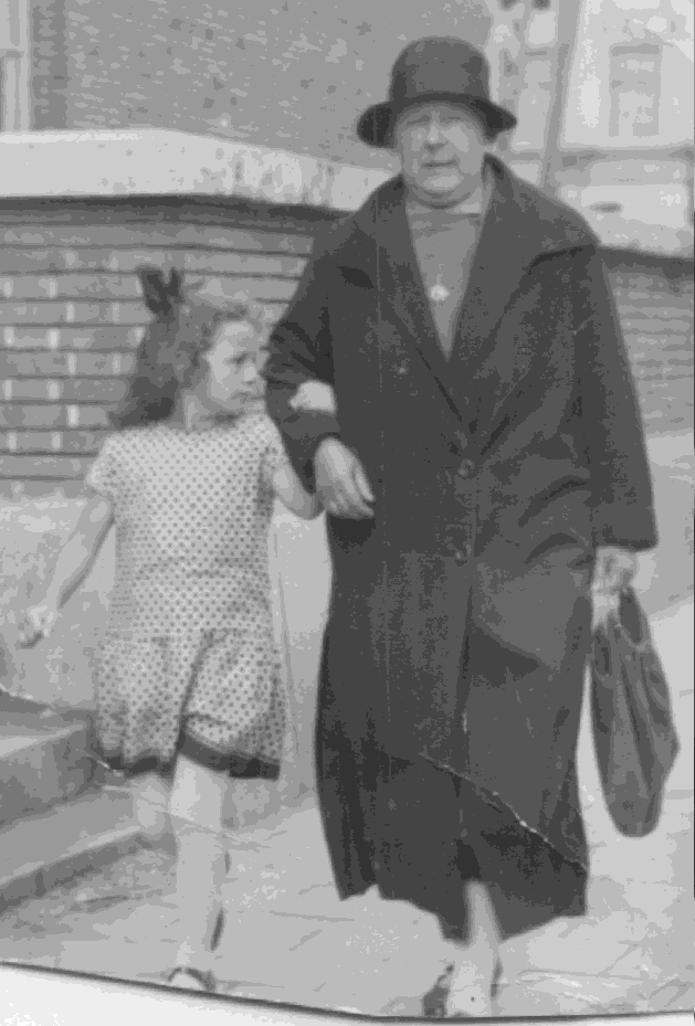 Mijn grootmoeder wordt op 21 oktober 1925 ingeschreven in het bevolkingsregister van Haarlem aan de Mentawistraat 6 bij de familie Dormolen, waar zij waarschijnlijk als kinderjuf of huishoudelijke