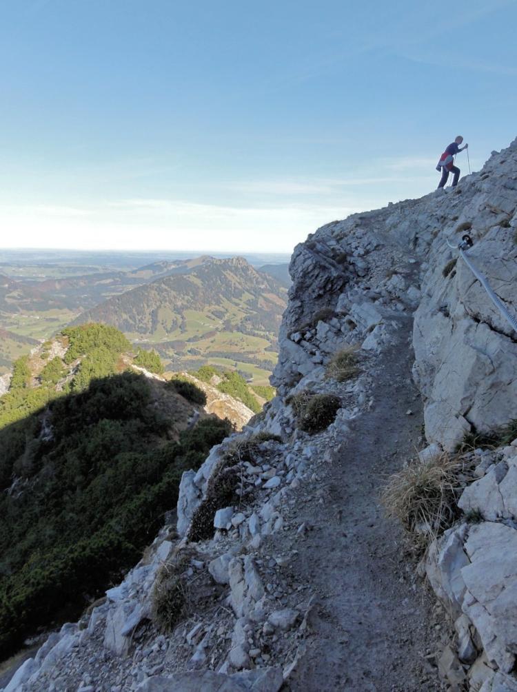 Als eerste top bereiken we de Kühgundspitze op 1881 m, daarna volgt een