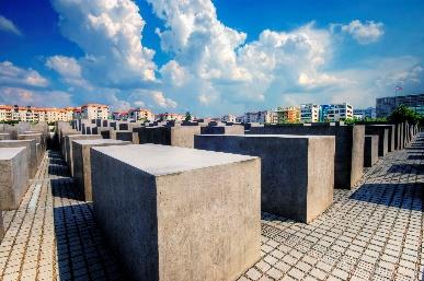 1.1.2 KENMERKEN VAN DE STAD Berlijn wordt ook wel eens een Metropool genoemd. Dit doordat de stad een grootte culturele, wetenschappelijke en politiek centrum is binnen Europa.