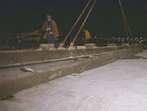 Het gestorte beton is afgedekt met een afdekzeil of afdekkap. Gedurende de nacht is het beton uitgehard.