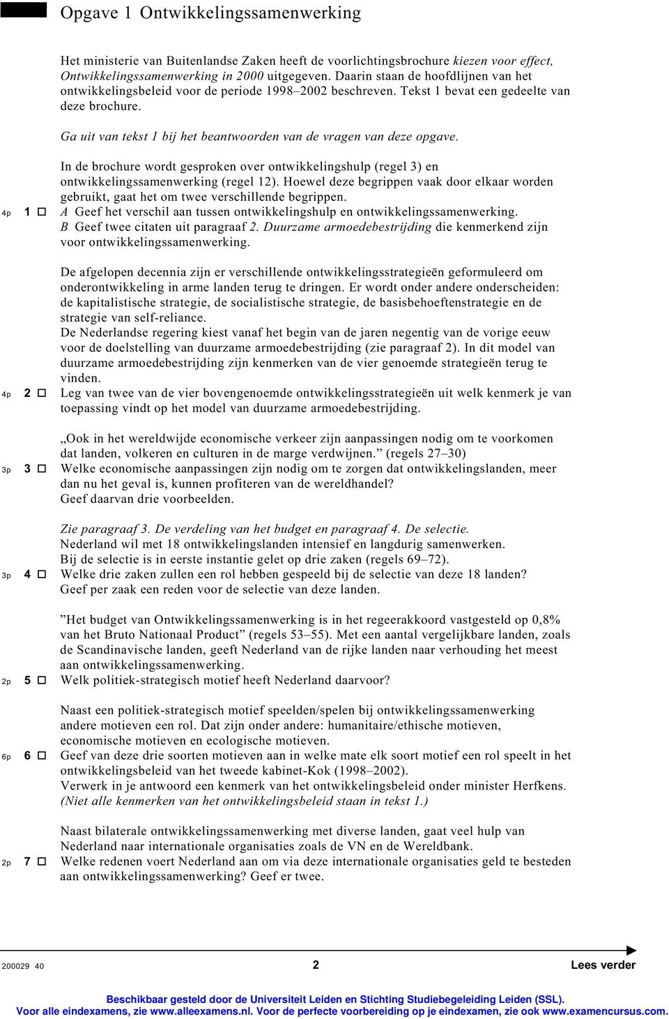 Ga uit van tekst 1 bij het beantwoorden van de vragen van deze opgave. In de brochure wordt gesproken over ontwikkelingshulp (regel 3) en ontwikkelingssamenwerking (regel 12).
