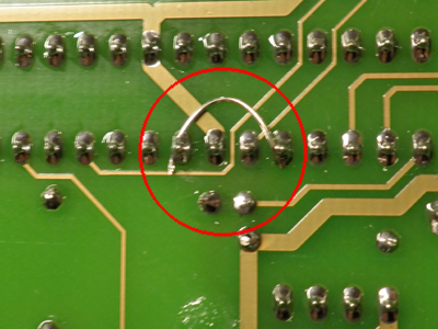 Voedingsspanning De decoder dient op een aparte trafo aangesloten te worden, zodat de digitale centrale niet met de stroom van de servo s belast wordt en de koelplaat niet zo heet wordt.