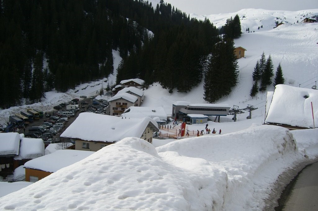 be/prpxsp8crcm Damüls ligt in het hart van Vorarlberg, tussen het Bregenzerwald en het Grosses Walsertal. Er wordt sneeuwzekerheid gegarandeerd van begin december tot eind april.
