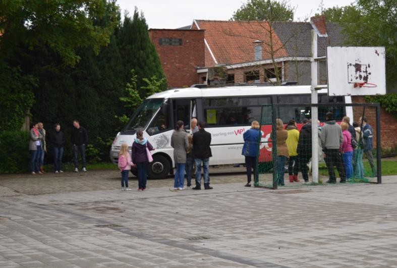 WOENSDAG 22 MEI 2013 9.30 u L1 vertrekt met de eigen schoolbus richting zee. Ook de directeur rijdt mee.