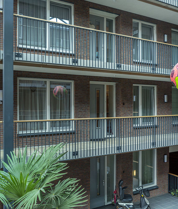 Algemeen Jong sfeervol 3-kamer appartement met fietsenberging en eigen parkeerplaats in het souterrain, gesitueerd op 1e etage van modern appartementencomplex De Vossenburcht en gelegen in