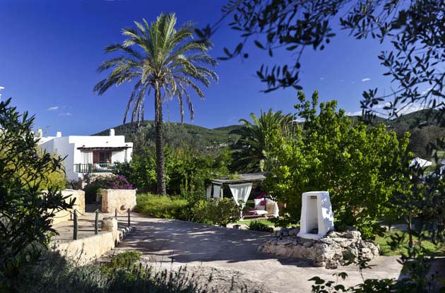 Superdeluxe honeymoon Ibiza Als pasgetrouwd stel worden jullie de komende dagen volledig gepamperd in de wonderschone natuur van het landelijke Ibiza.