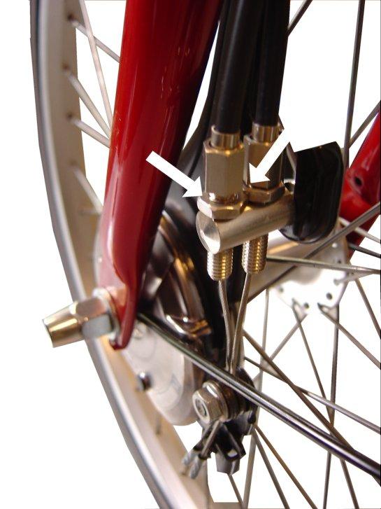Uw driewielfiets is standaard uitgerust met Shimano Rollerbrakes. Rollerbrakes zijn onderhoudsvrij. Als de remgrepen bij het remmen bijna het stuur raken, dient de kabel te worden opgespannen.