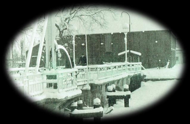 Conclusie en advies: De ophaalbrug stamt uit 1908 en verkeert in een slechte technische staat. Op dit moment geldt een aslast-beperking van 1,2 ton op deze brug.