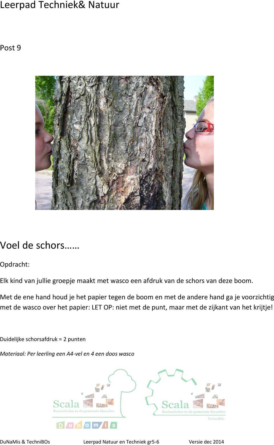 Met de ene hand houd je het papier tegen de boom en met de andere hand ga je voorzichtig met de wasco