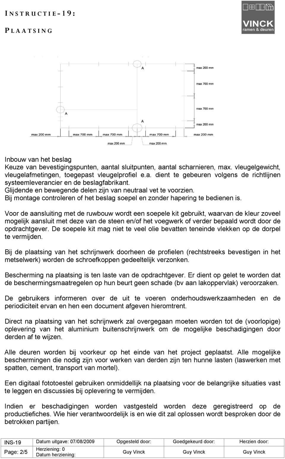 Voor de aansluiting met de ruwbouw wordt een soepele kit gebruikt, waarvan de kleur zoveel mogelijk aansluit met deze van de steen en/of het voegwerk of verder bepaald wordt door de opdrachtgever.