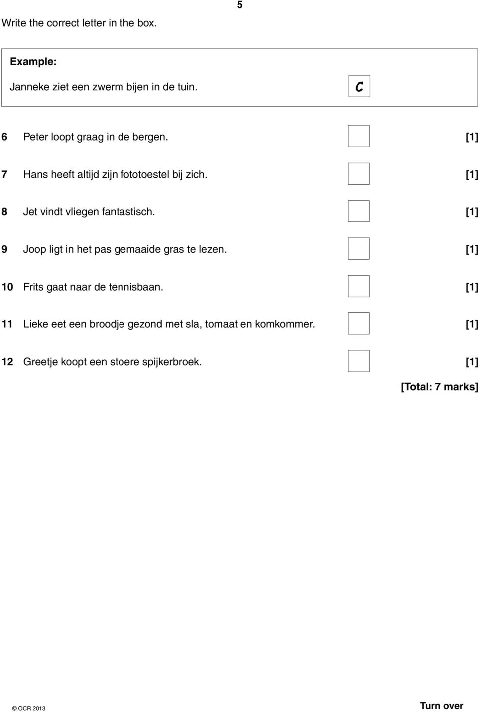 8 Jet vindt vliegen fantastisch. 9 Joop ligt in het pas gemaaide gras te lezen.