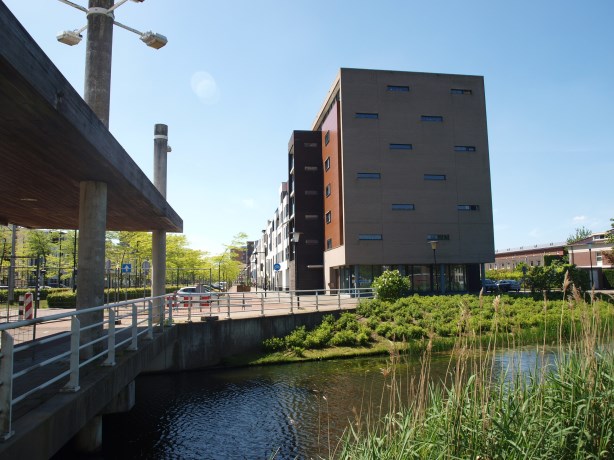 TE HUUR / TE KOOP Avenue Carnisse 130 te Barendrecht Modern en representatief kantoor-/winkelpand, bestaande uit ca. 215m2 bruto vloer oppervlak alsmede drie(!) eigen parkeerplaatsen.