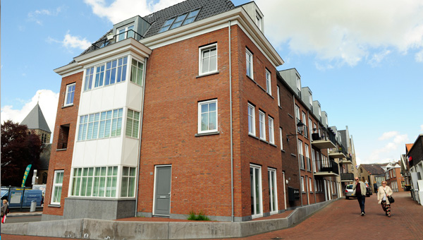 Alle appartementen zijn gelijkvloers en hebben een buitenruimte in de vorm van een terras (begane grond woningen) of een balkon.