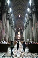 Standbeelden De Duomo wordt versierd met een verbluffend aantal prachtig gebeeldhouwde sculpturen en spitsen.