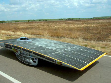 Strategisch rijden met een zonne-auto NUNA-III In Australië wordt om de twee jaar een race georganiseerd voor zonneauto s. Al drie keer won het Nederlandse team.