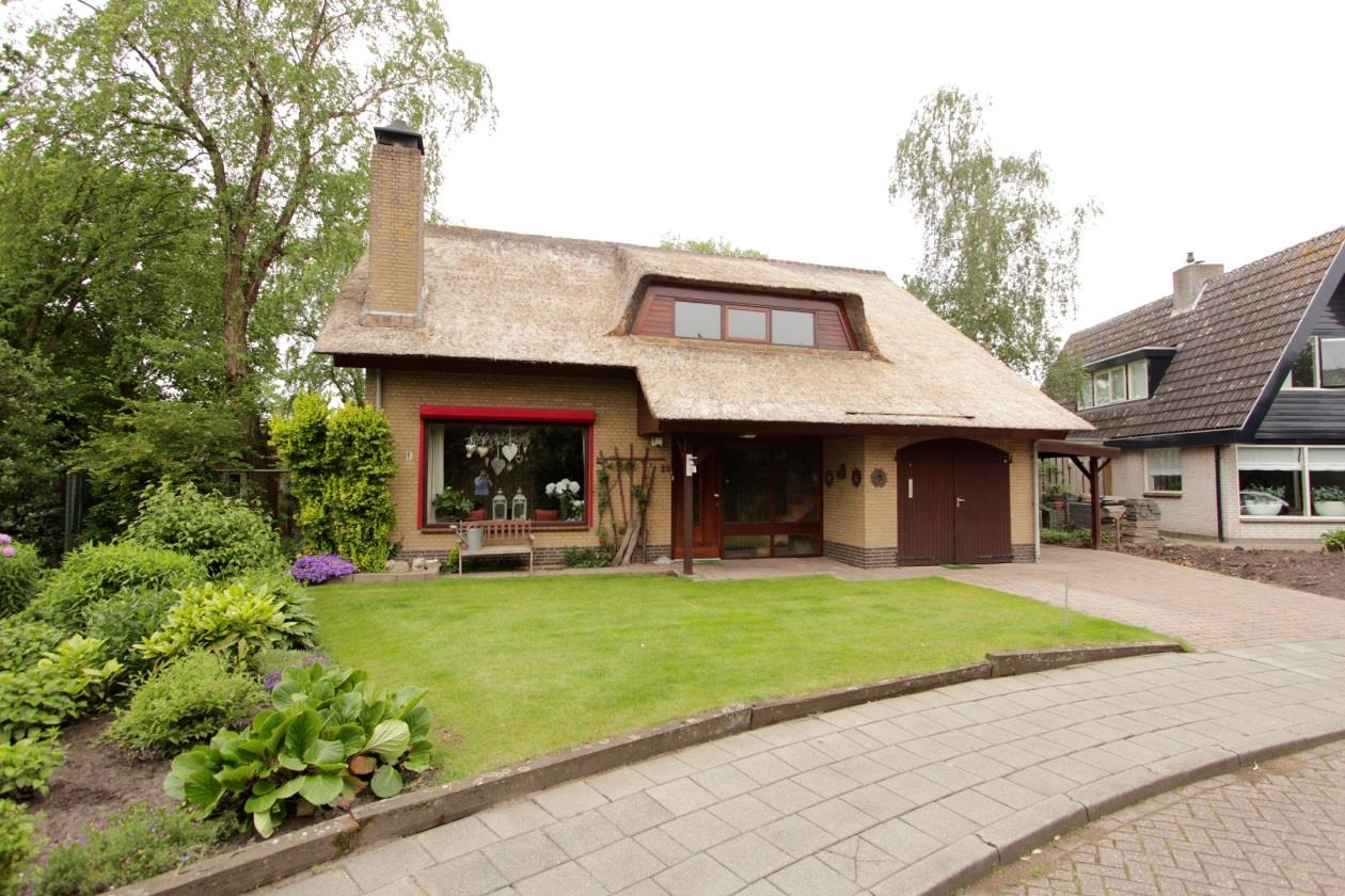 Op een schitterende locatie, nabij het centrum van het dorp gelegen, goed onderhouden vrijstaande villa met inpandige garage en een carport.