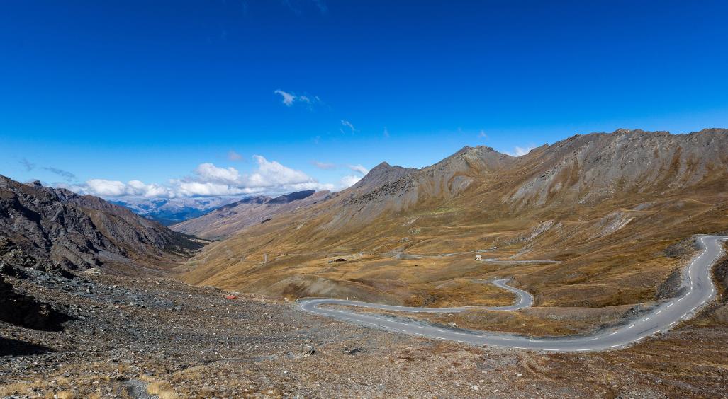 COL D AGNEL Beoordeling Venijn in de staart met 9 pittige kilometers, hoogste grensovergang van Europa, ijle lucht, pracht landschap.