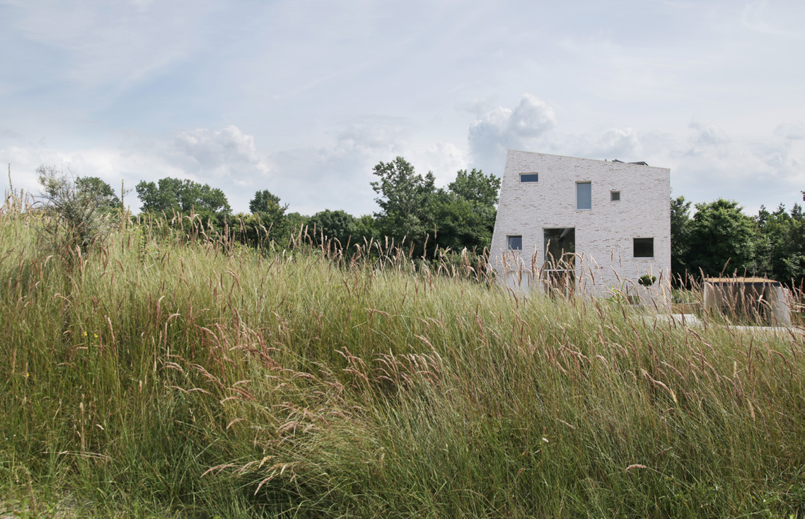 House as a rock House as a rock is een moderne droomvilla, ontwikkeld in particulier opdrachtgeverschap in de duinen van Westlandse Zoom nabij het strand van Monster.