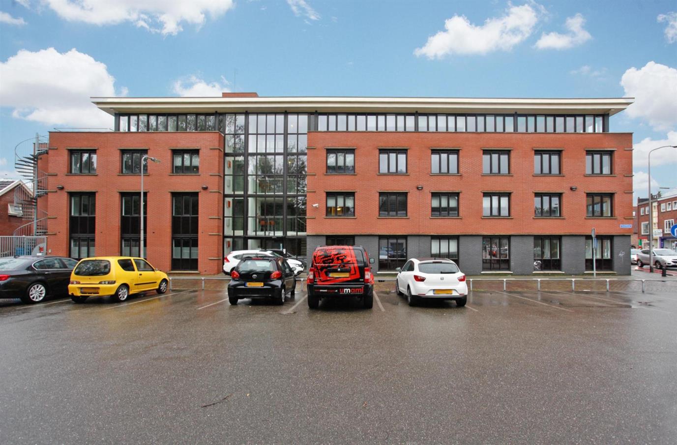 T e huur / Te koop M odern kantoorgebouw centrum van Henge lo Modern kantoorgebouw in het centrum van Hengelo welke recent is voorzien van een nieuwe pui aan parkeerplaats zijde.