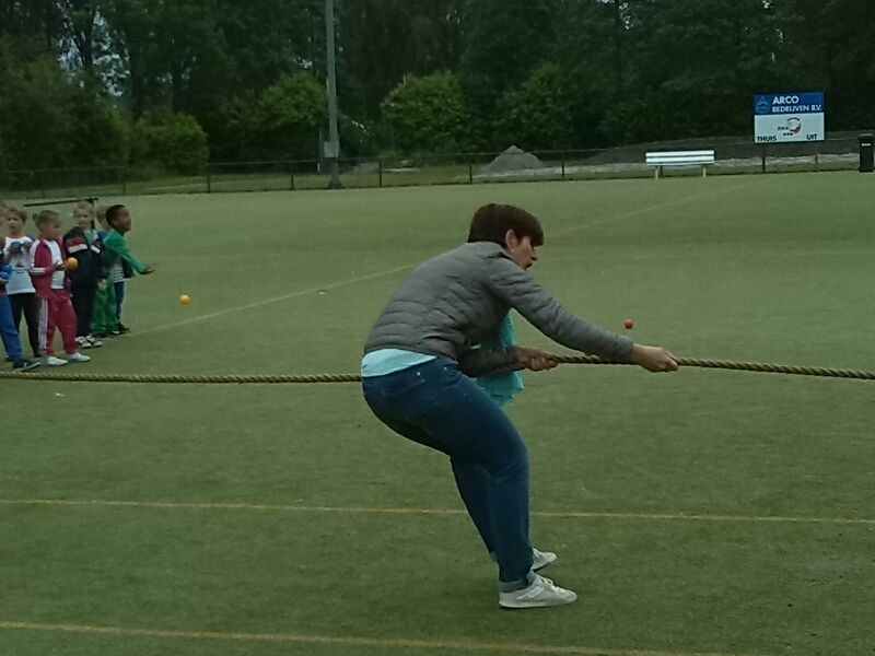 Spelletjes, spelletjes, spelletjes! Op de korfbalvelden heerlijk spelletjes doen, leuker kan een schooldag bijna niet zijn! In sporttenue uiteraard, want zo hoort dat op een sportdag.