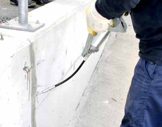 2. Verwijderen van loszittende delen Loszittend, broos resp. gecarbonateerd beton rond het gecorrodeerde wapeningsijzer verwijderen en ontdoen van roest.