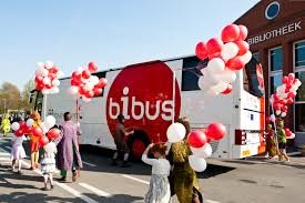 De bib en de gemeente blijven naar je toe komen! Sinds 28 april 2010 rijdt de eerste biblioservicebus van België fier rond in onze gemeente.