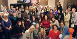 Het was bijzonder dat dit jaar ook circa 25 vrouwen uit het AZC Azelo naar Enschede waren gekomen om samen de Internationale Vrouwendag te vieren.