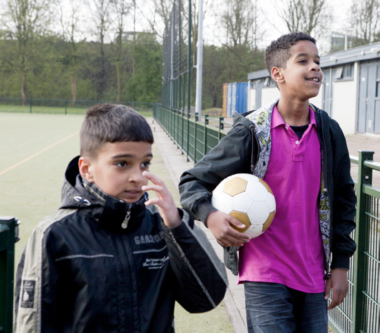 Vrije tijd Sporten Het merendeel van de leerlingen (82%) is lid van een sportvereniging en 21% van de leerlingen doet ten minste één keer per week mee aan naschoolse sportactiviteiten of