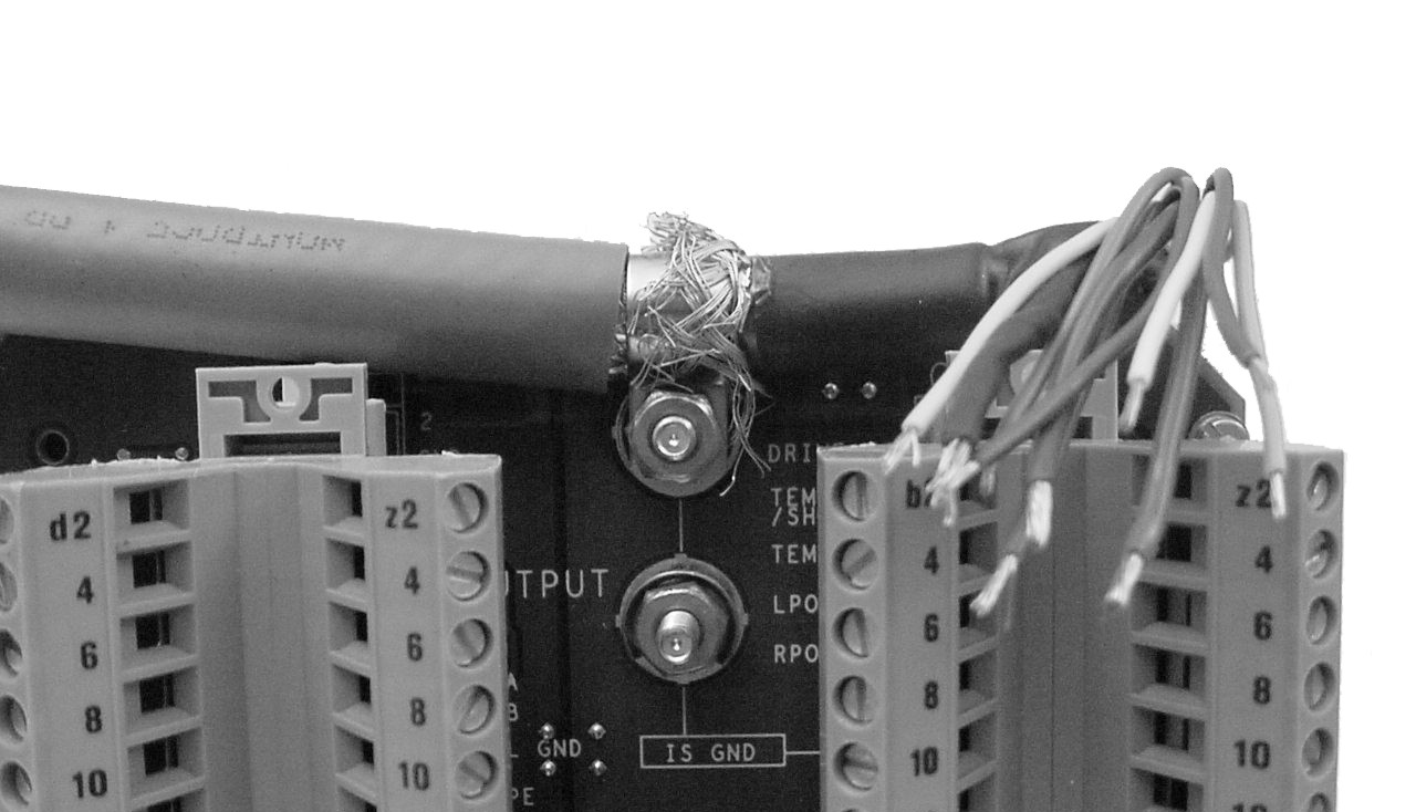 Installeren van omhulde of gepantserde kabel met kabelwartels Opmerking: Raadpleeg de transmitterdocumentatie voor de plaats van de ruimte voor de sensoraansluitklemmen op de transmitter. b.