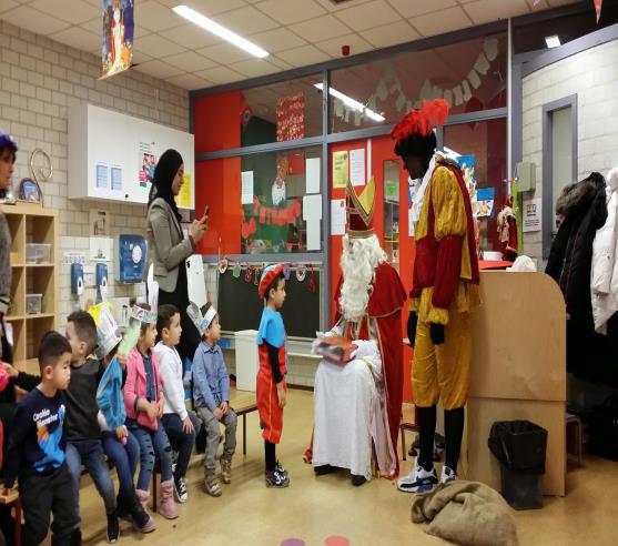 Nieuwsflits vanuit de Nul- en VVE groep: Op 5 december jl. werden de kinderen bezocht door Sinterklaas en zijn pieten. Sinterklaas heeft voorgelezen uit zijn grote boek, vol verhalen van de kinderen.