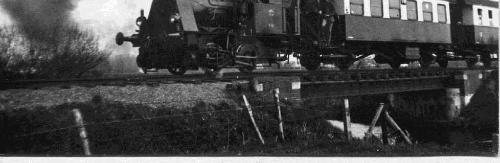 4. Peize, rond 1925. emplacement aan de Groninger Straatweg, links de zuivelfabriek. Ansicht : Uitgave H.